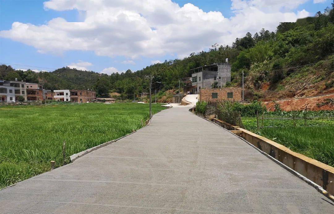 敬梓镇泥土路变水泥路便利出行惠民生