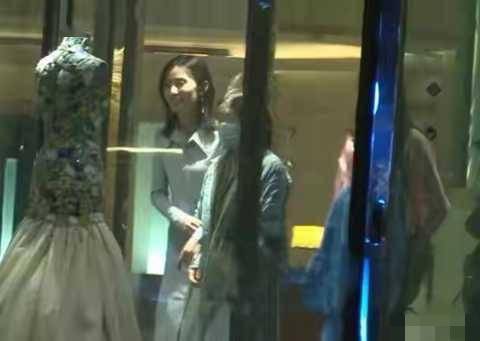 李亚鹏近照发福头顶稀疏,饭后用手擦嘴太豪迈