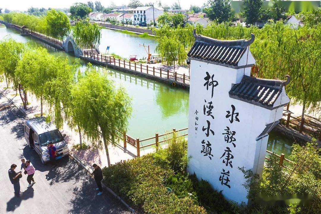 河南省范县王楼镇有个东张村,村头有一面造型别致的迎宾花墙,上边写着