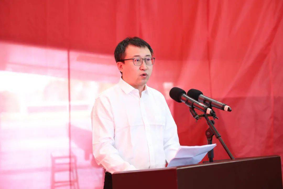 华能清能院副院长郭小江对中国海装首台国产化海上风电机组的成功下线