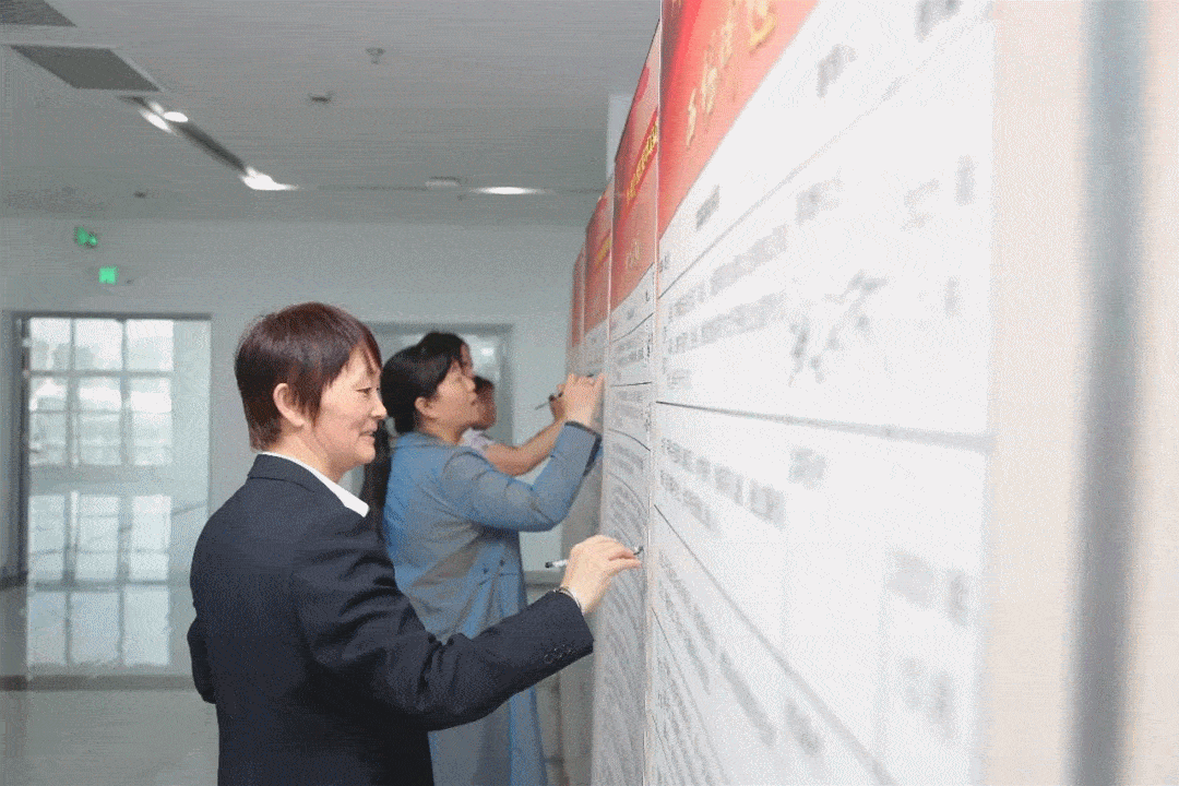 村里那些事8 985c747238214e29bf7a77b3425cda71.gif