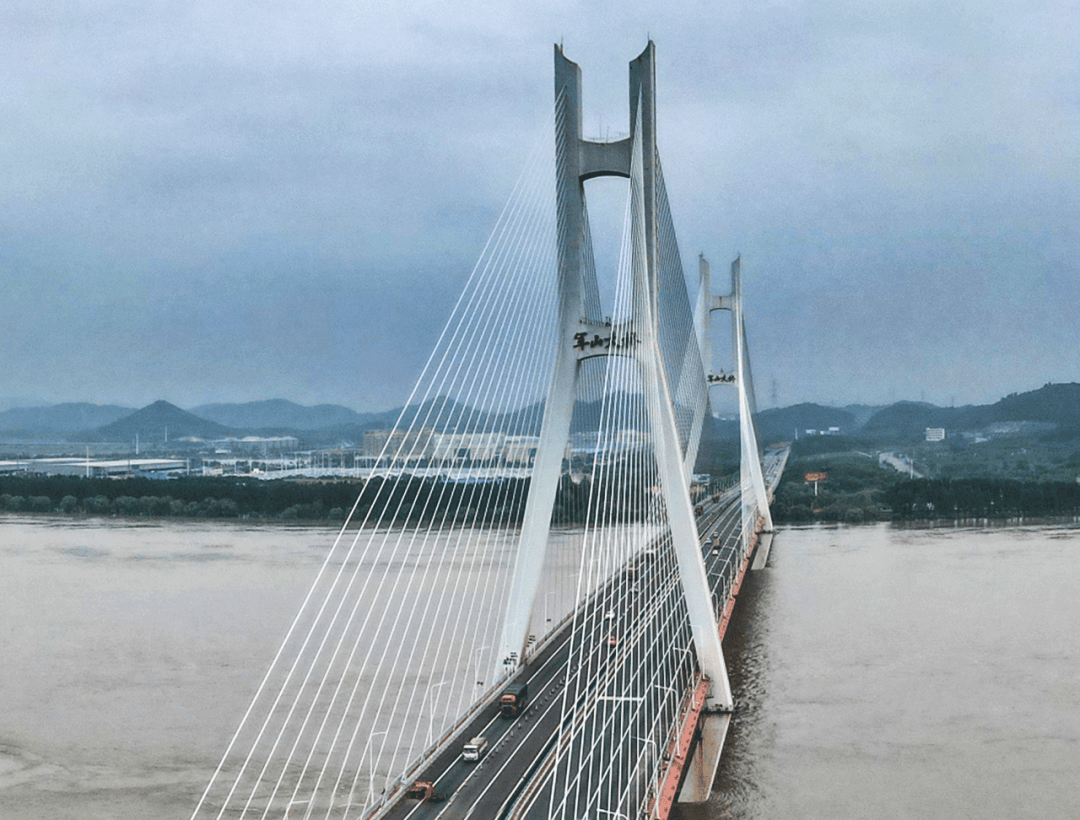 咦武汉这座长江大桥上为何没有名字