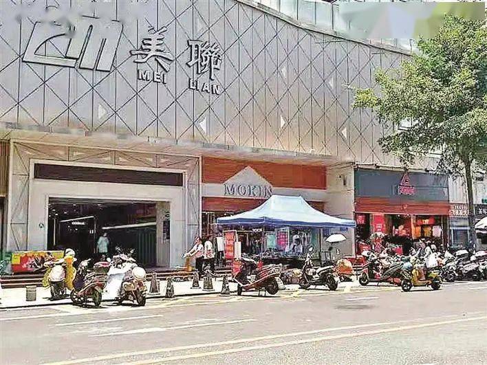沙井街道5月23日,沙井街道欣丰路智荟大厦旁杂物堆放在人行道上.