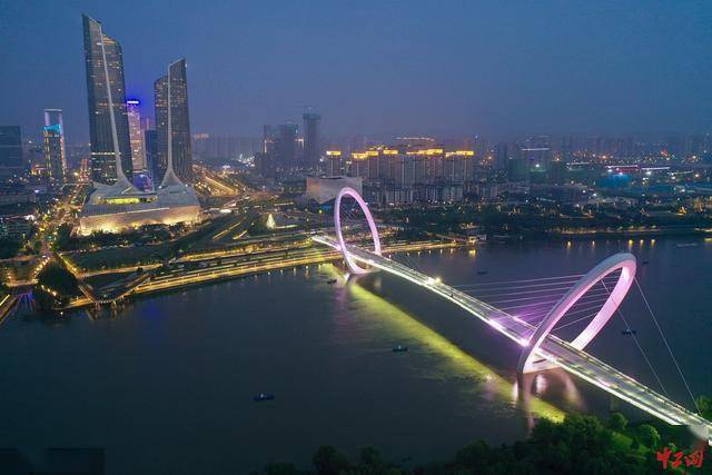 航拍南京眼步行桥仿若江面上跳跃的音符夜色美如画