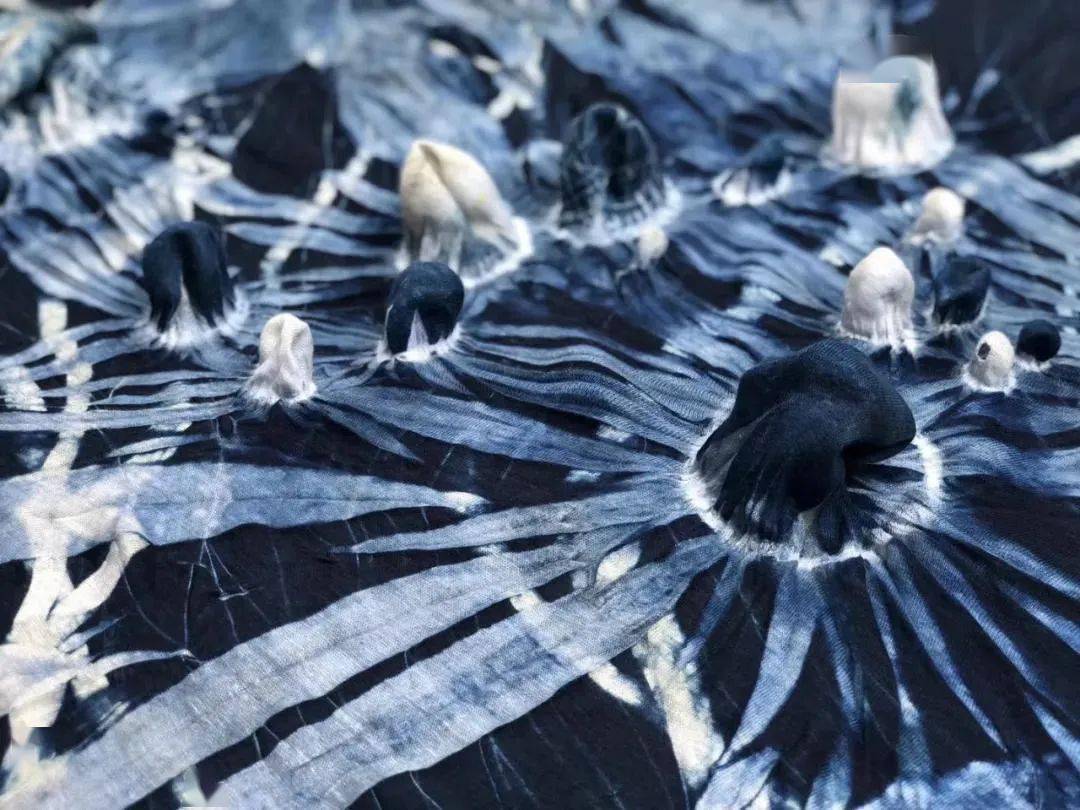 扎染制作工艺比较简单,对于制作条件要求也不高,通常只需要针线即可.