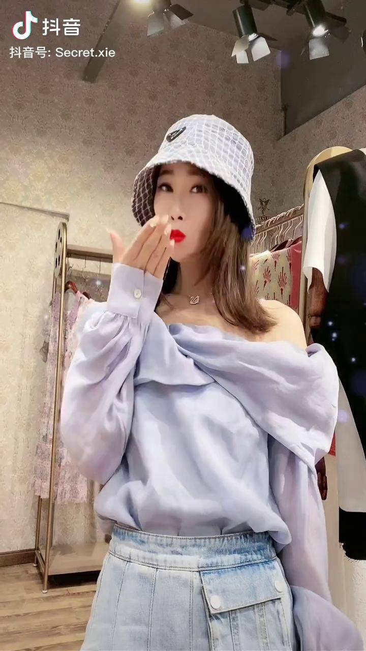 五一假期旅游攻略上午卖衣服中午卖衣服下午卖衣服晚上朋友圈环游世界