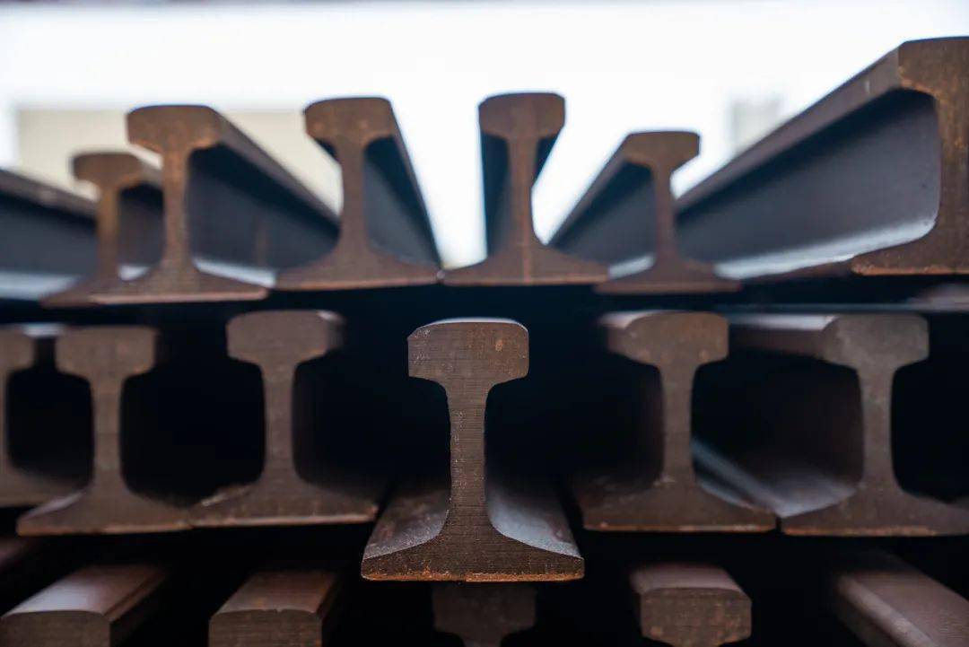 抵抗挠曲变形的最佳断状面"工"字型的钢轨是易使钢轨发生挠曲变形