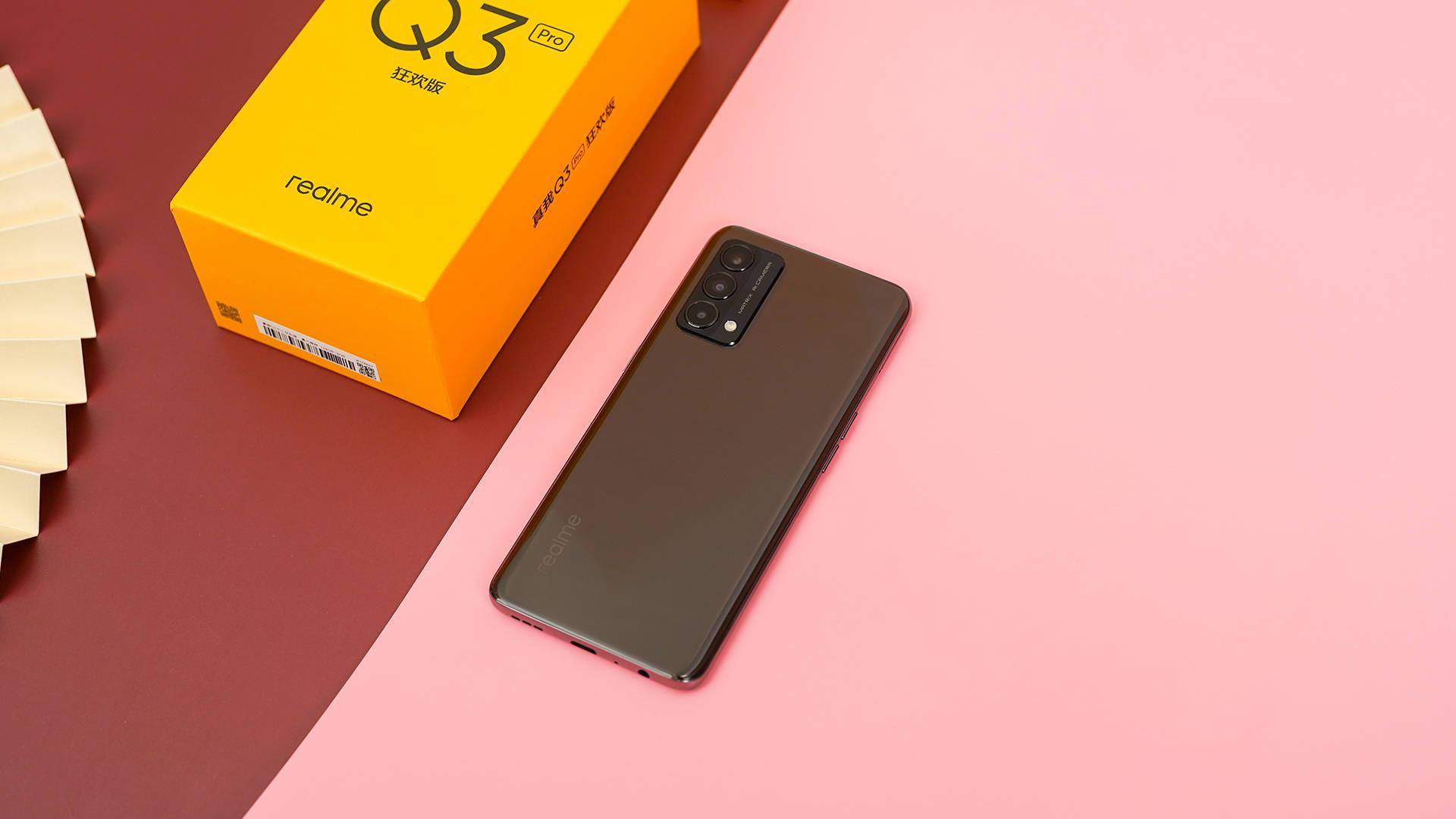 极为轻薄 颜色独树一帜 realme q3 pro狂欢版图赏