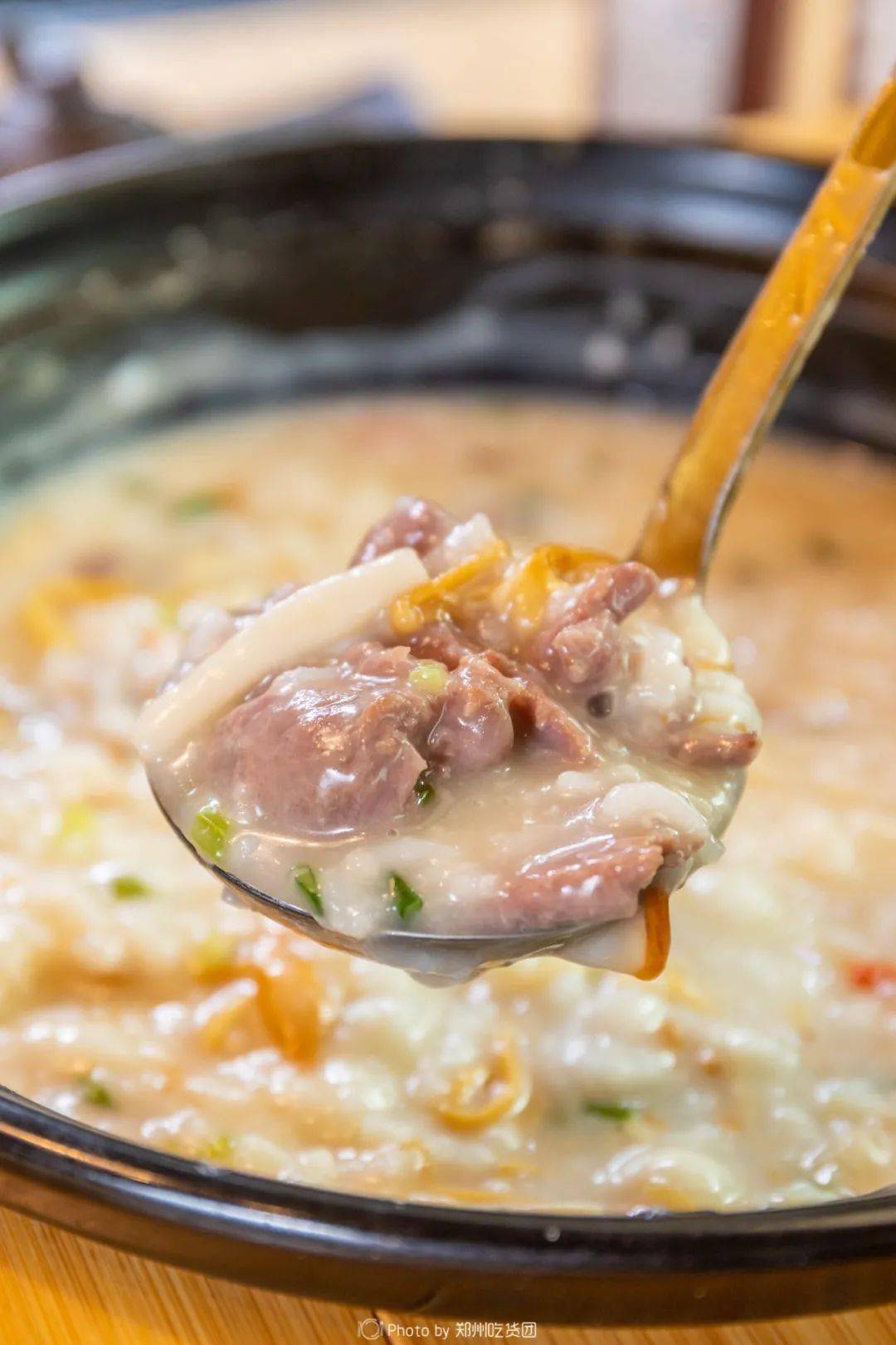 02 禾丰记秉承三不放(食盐,味精,粘稠剂)原则,让食客喝到的每一口粥都