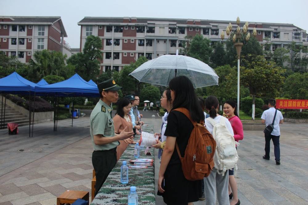 "就读于护理专业的男同学吴昌铭到体检问询处咨询,他说已经在网上报名