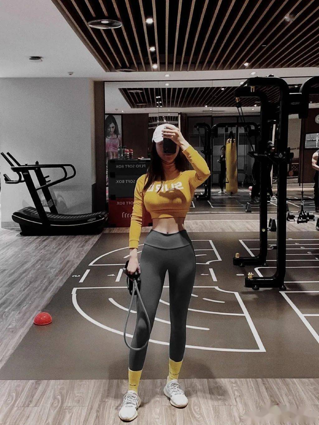 95后健身辣妹刷屏翘臀细腰大长腿网友这是什么极品girl啊