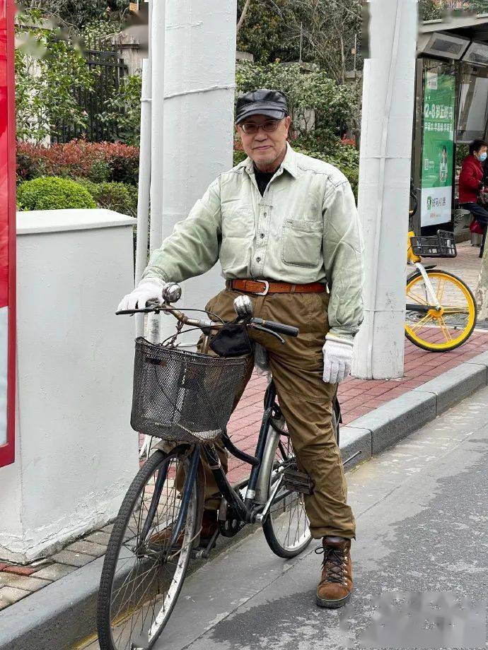 万年长青款单宁套装搭配小白鞋,黑色双肩包成为点睛之笔,下面这两位