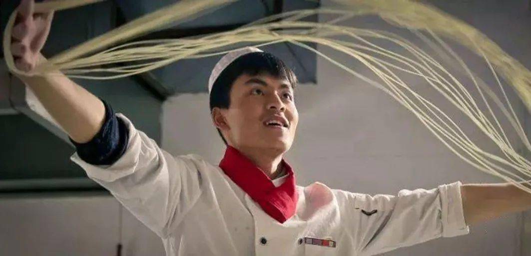 "题图源自电影《拉面王子》看起来不起眼,兰州拉面的吸金能力却超乎你