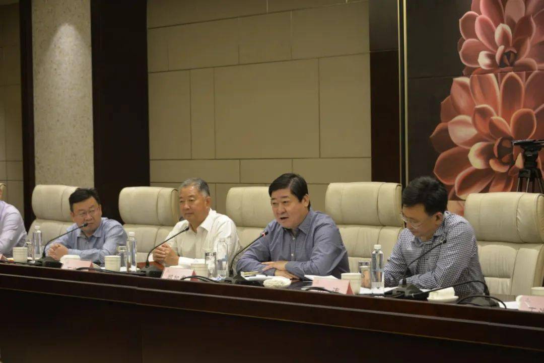 市人大常委会副主任郑加贵陪同有关活动.