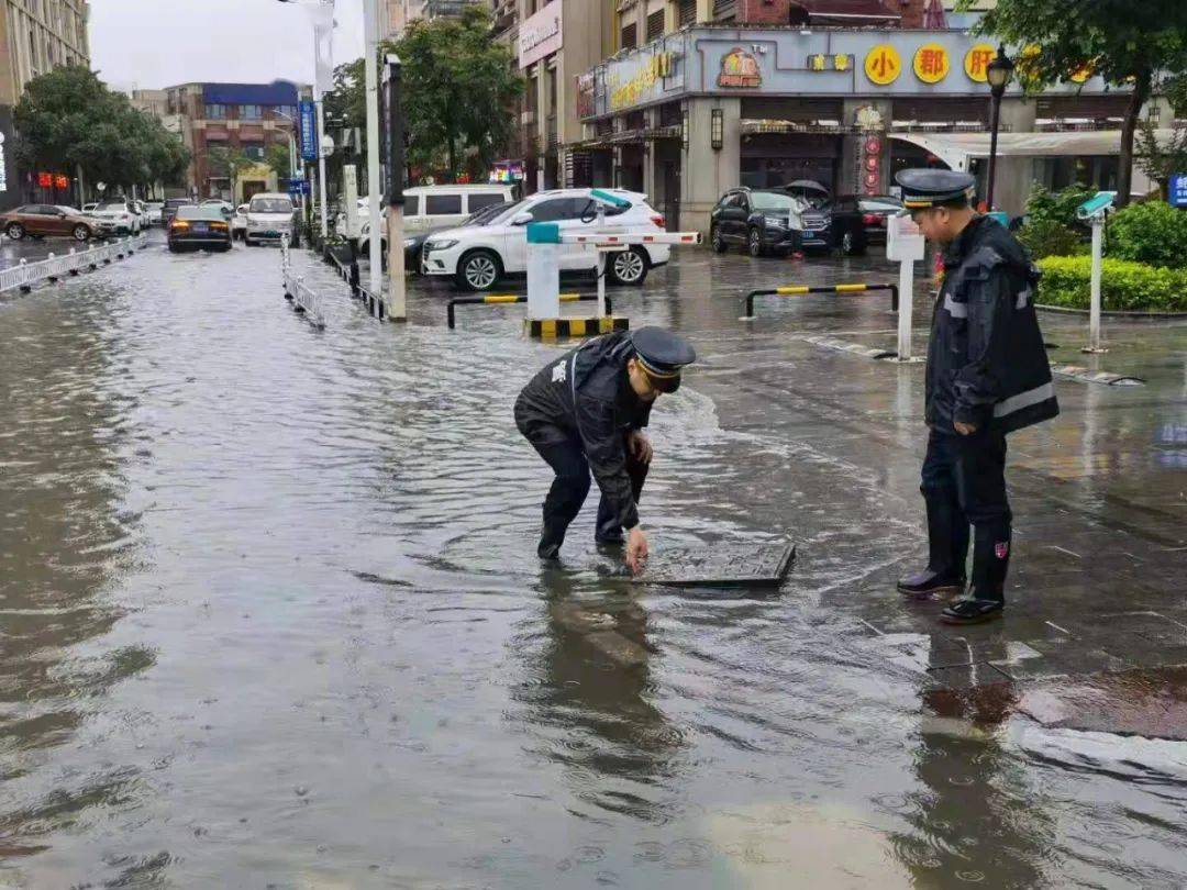 在南昌各个路段帮助受困群众南昌城管疏通积水默默守护着城市的安全!