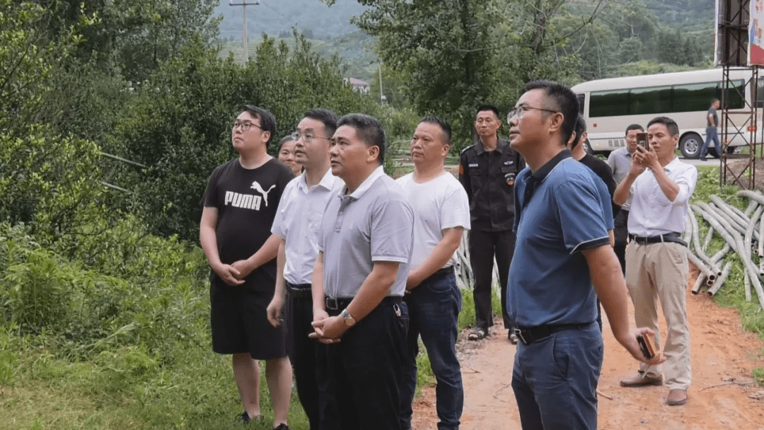 副县长陈斌随同.