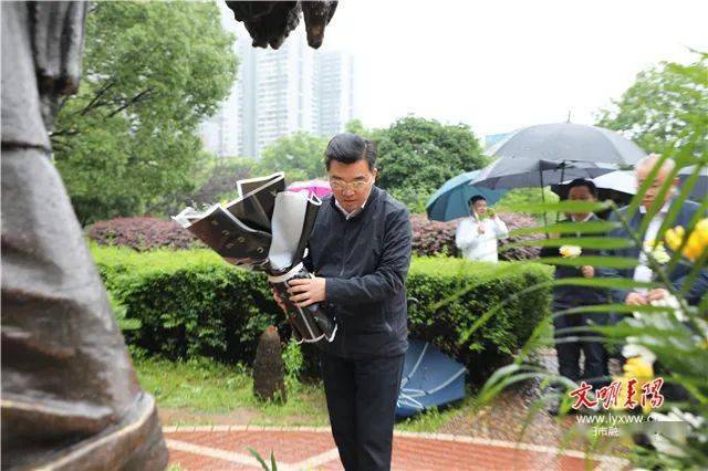 赖馨正等市领导向袁隆平院士雕像敬献鲜花