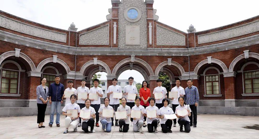 在府中牌楼前,宁波中学校长邵迎春老师,党委书记奚曾辉老师,副校长