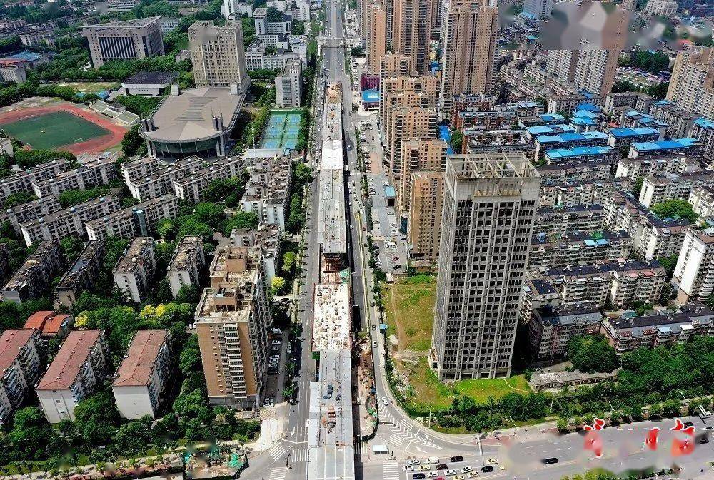 武昌友谊大道秦园路附近,几十名钢结构安装工人正在焊接主线高架桥