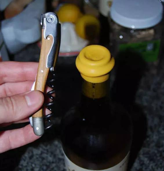 76 准备好开瓶器和蜡封葡萄酒;开瓶时,忽略蜡胶直接开瓶是很常见的