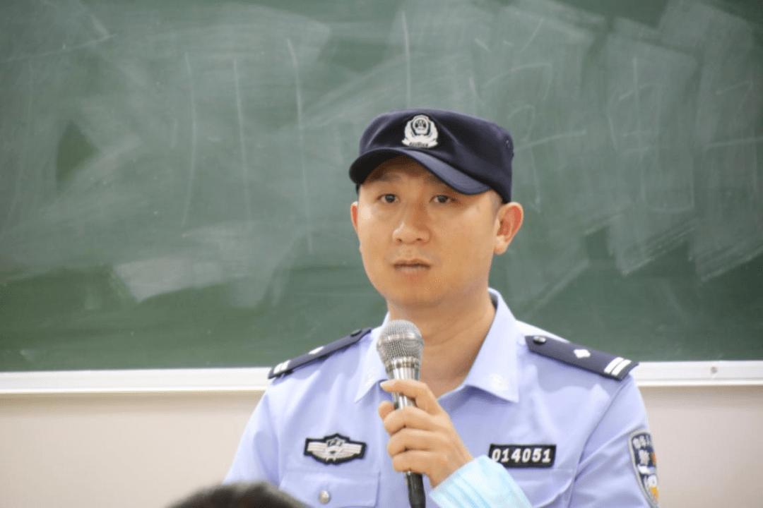 黄力宇警官为同学们讲解网络诈骗知识番禺区公安分局反诈中心,我校