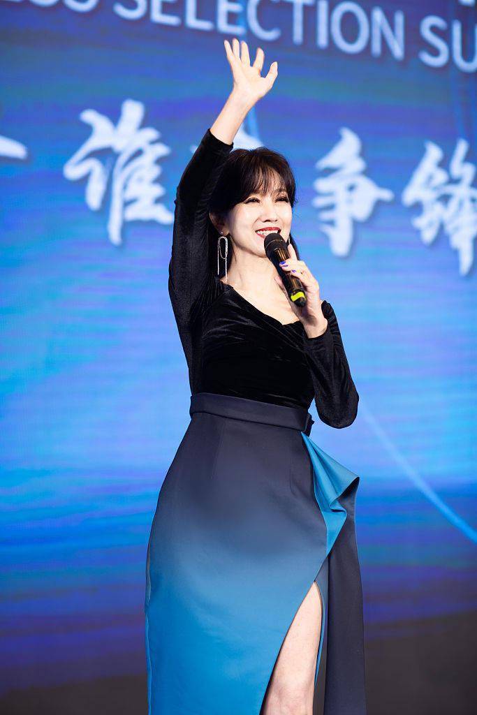 赵雅芝穿深蓝渐变裙化身海之女神 齐肩编发衬出优越肩颈线条