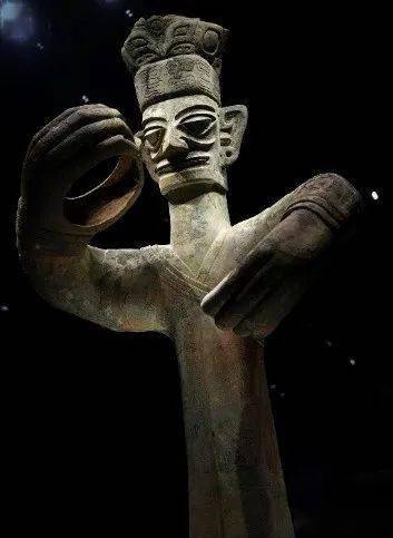 三星堆惊世青铜人像_古蜀