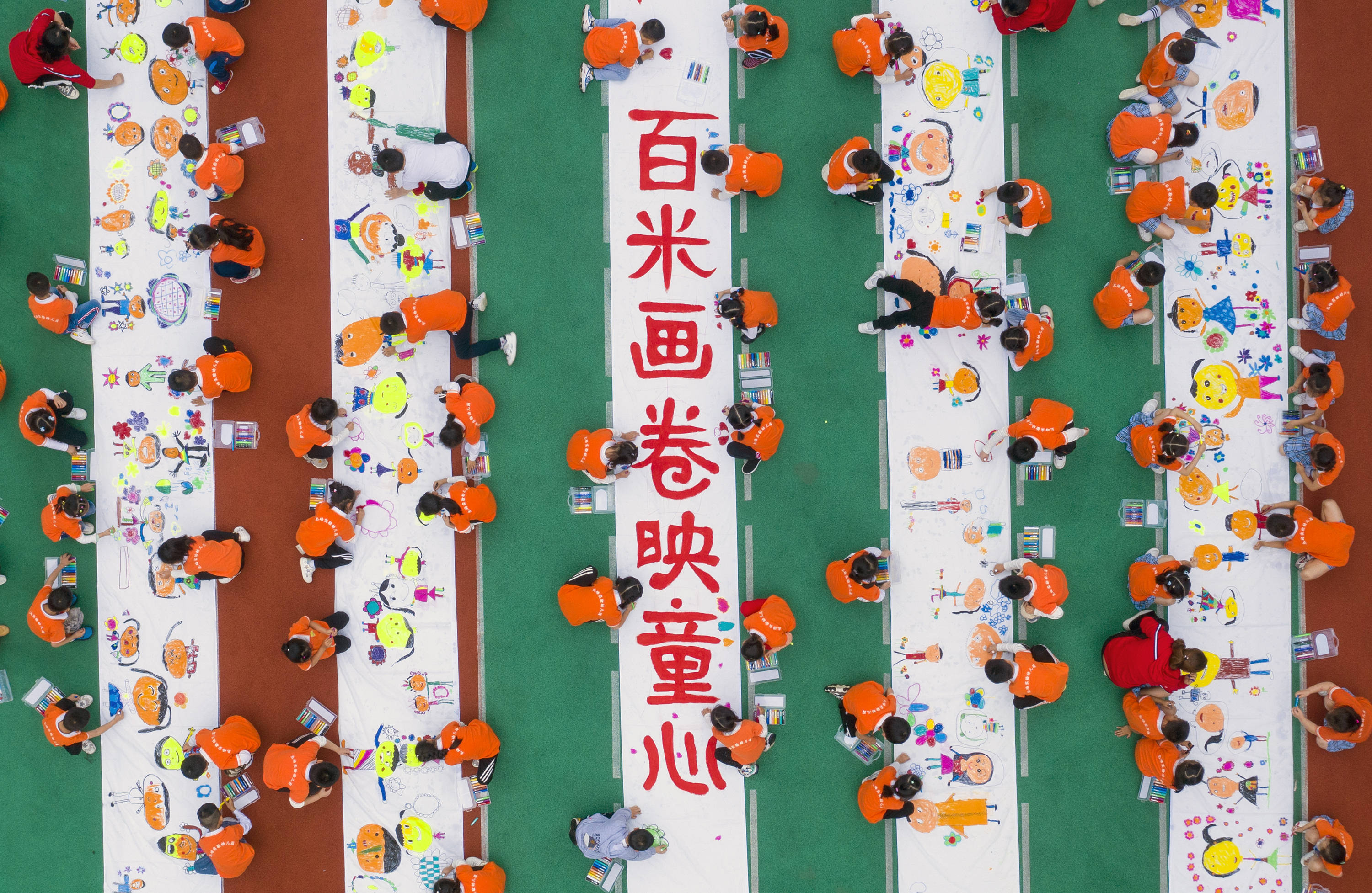 百米长卷映童心"主题绘画活动,孩子们