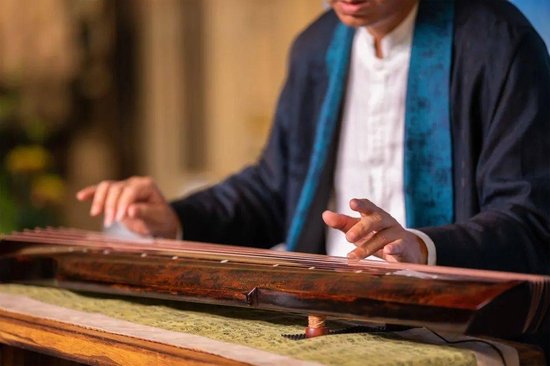 人文花道讲师袁本濂;馨月公主,万翔老师同台分享的古琴,花艺,茶艺表演