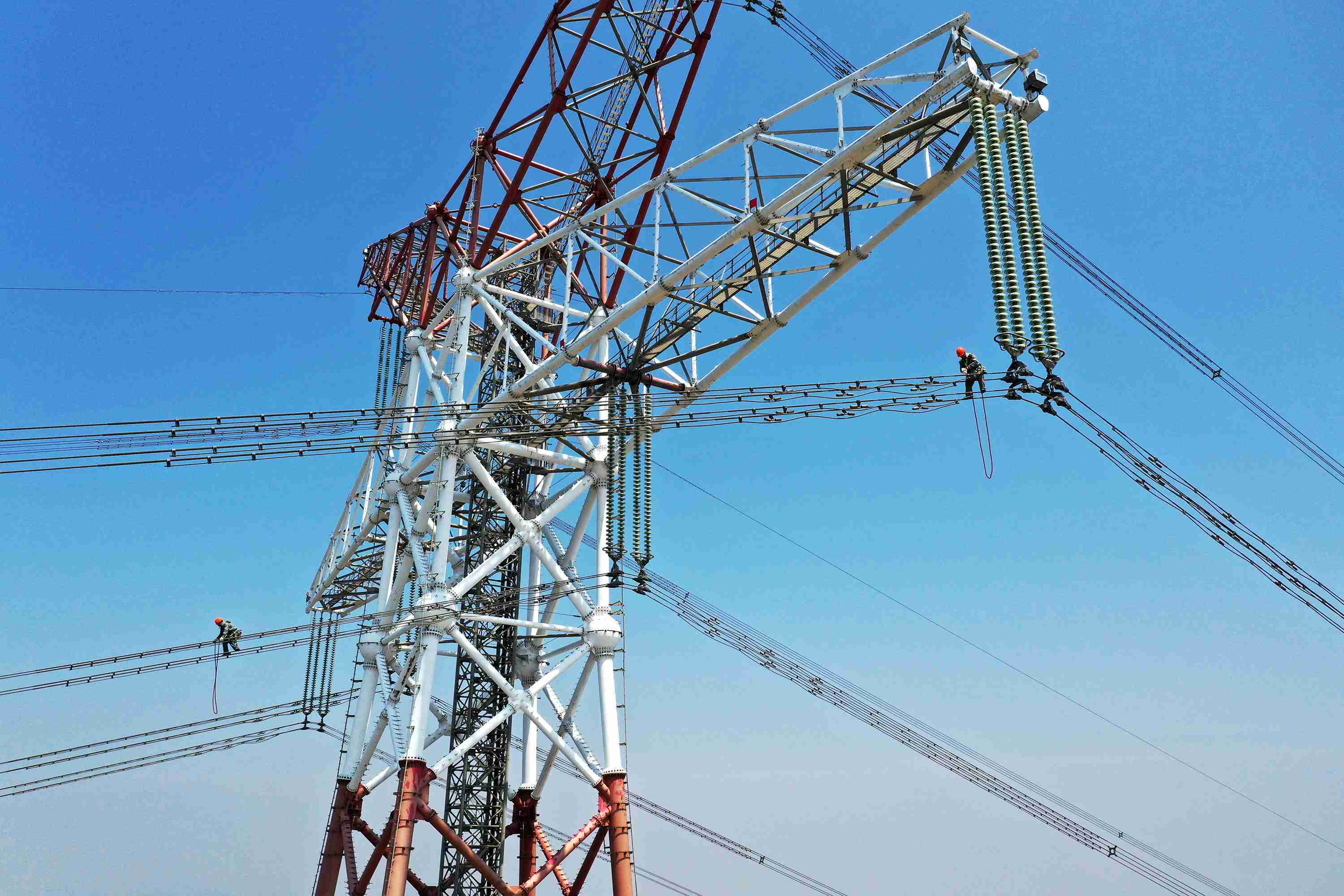 浙江舟山:电力工人高空走线检修 保障供电安全