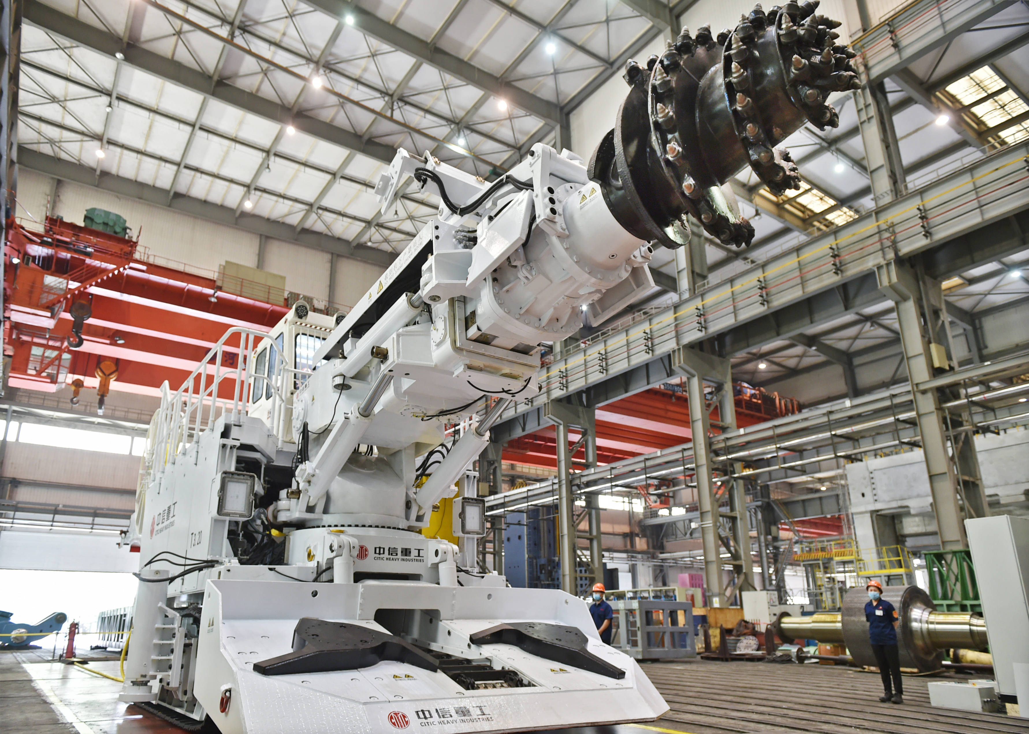 这是中信重工设计研发的智能型悬臂式硬岩掘进机(2020年6月5日摄).