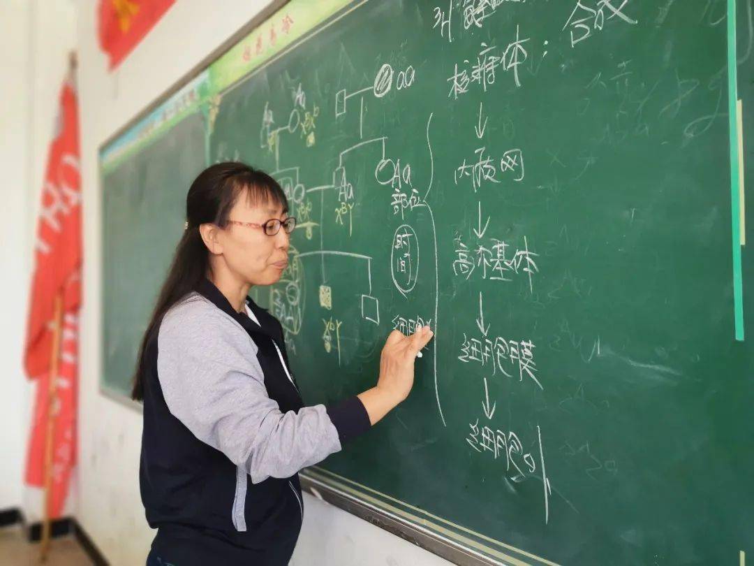 启航名师生物高级教师李小芳代表教育部基教司赴深圳临洮做公开示范课