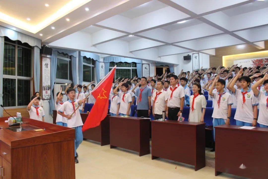 台山市新宁中学离队学生在校团委副书记余秀银老师的主持下,在校团委