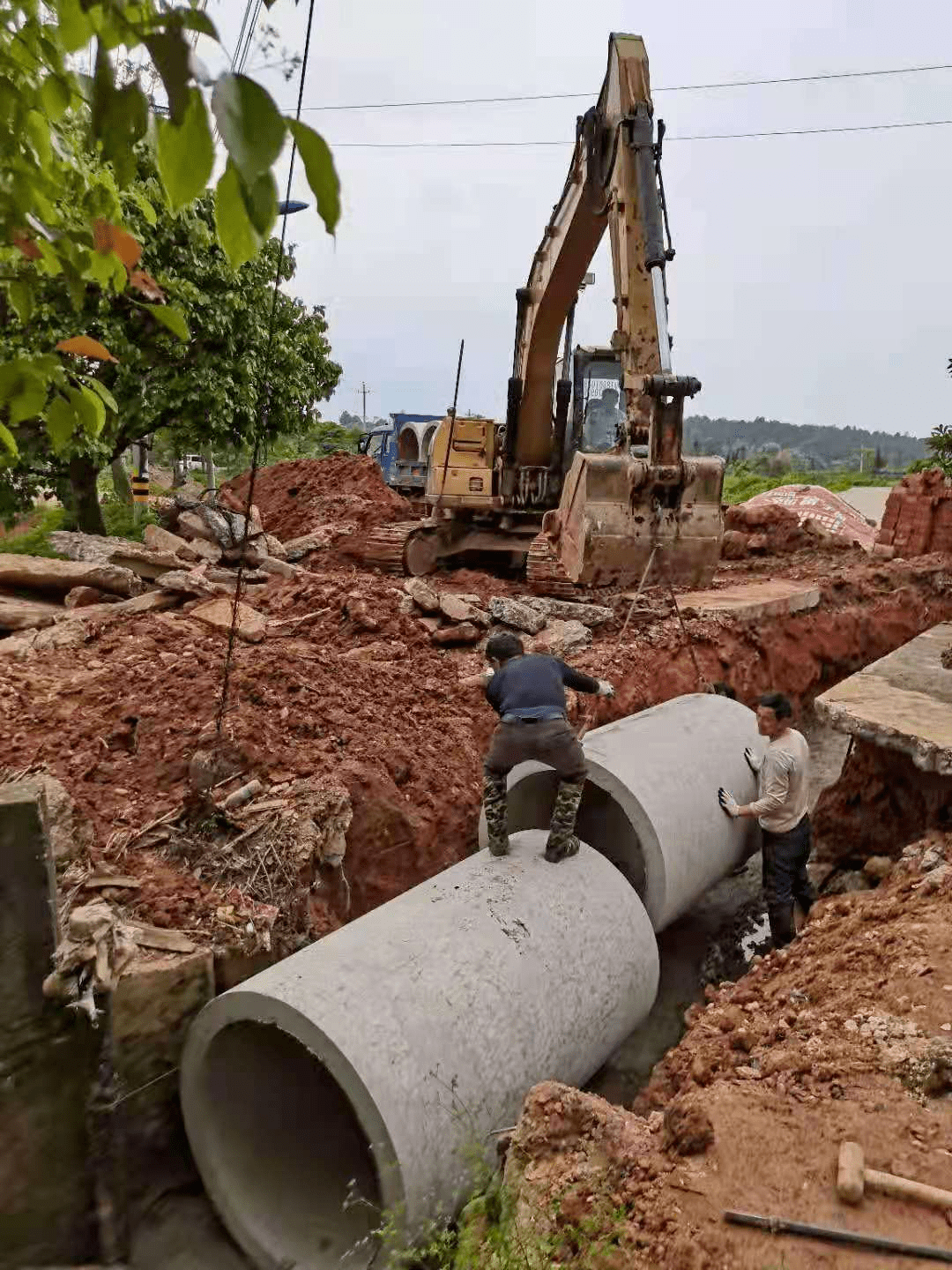 8公里,农田平整及田间道路16处,涵管闸门2处,剩余3处正在加紧