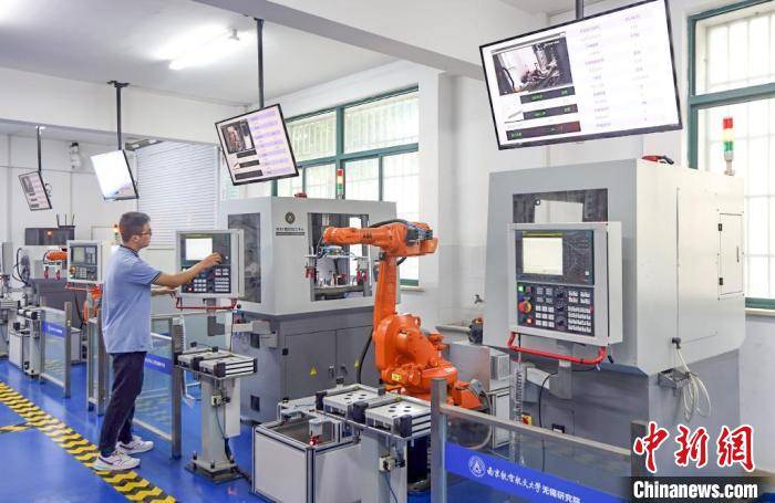 南京航空航天大学无锡研究院内,项目团队的研究生在调试设备. 泱波 摄