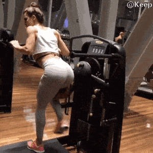 女生挑战屁屁夹手机玩嗨了这就是拥有翘臀的全部快乐吗