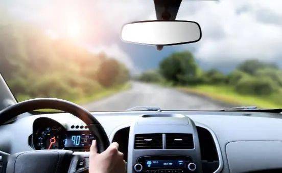 新车最重要的就是开窗通风,新车的内饰材质都是比较新的,所以在开车