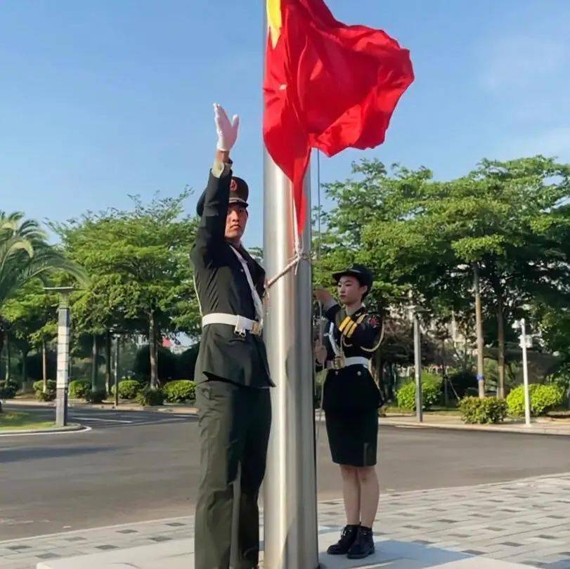 迎建党百年护国旗飘扬