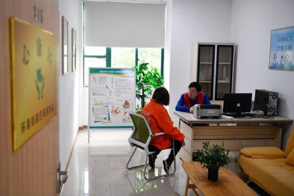 5月27日,心理咨询师在吴兴区环渚街道玉堂桥社区幸福邻里"心康园"