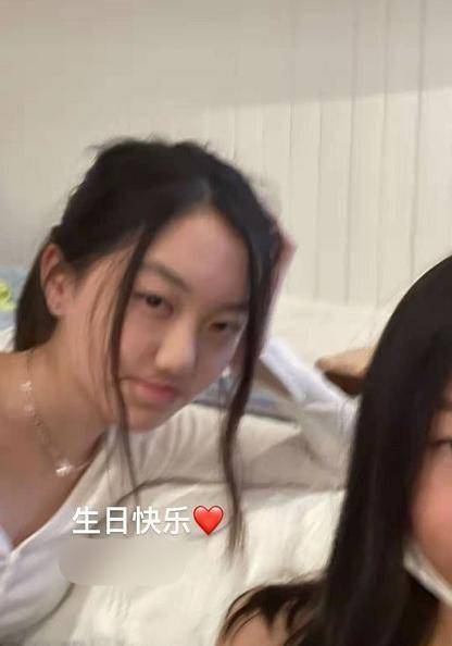 李嫣開派對慶15歲生日，穿吊帶化濃妝，顏值逆襲美到認不出 娛樂 第4張