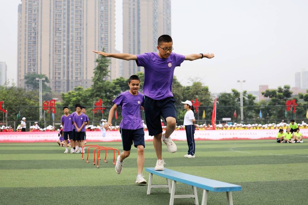 全员运动会现场,参赛选手正在进行对抗性比赛. 杨尚威摄