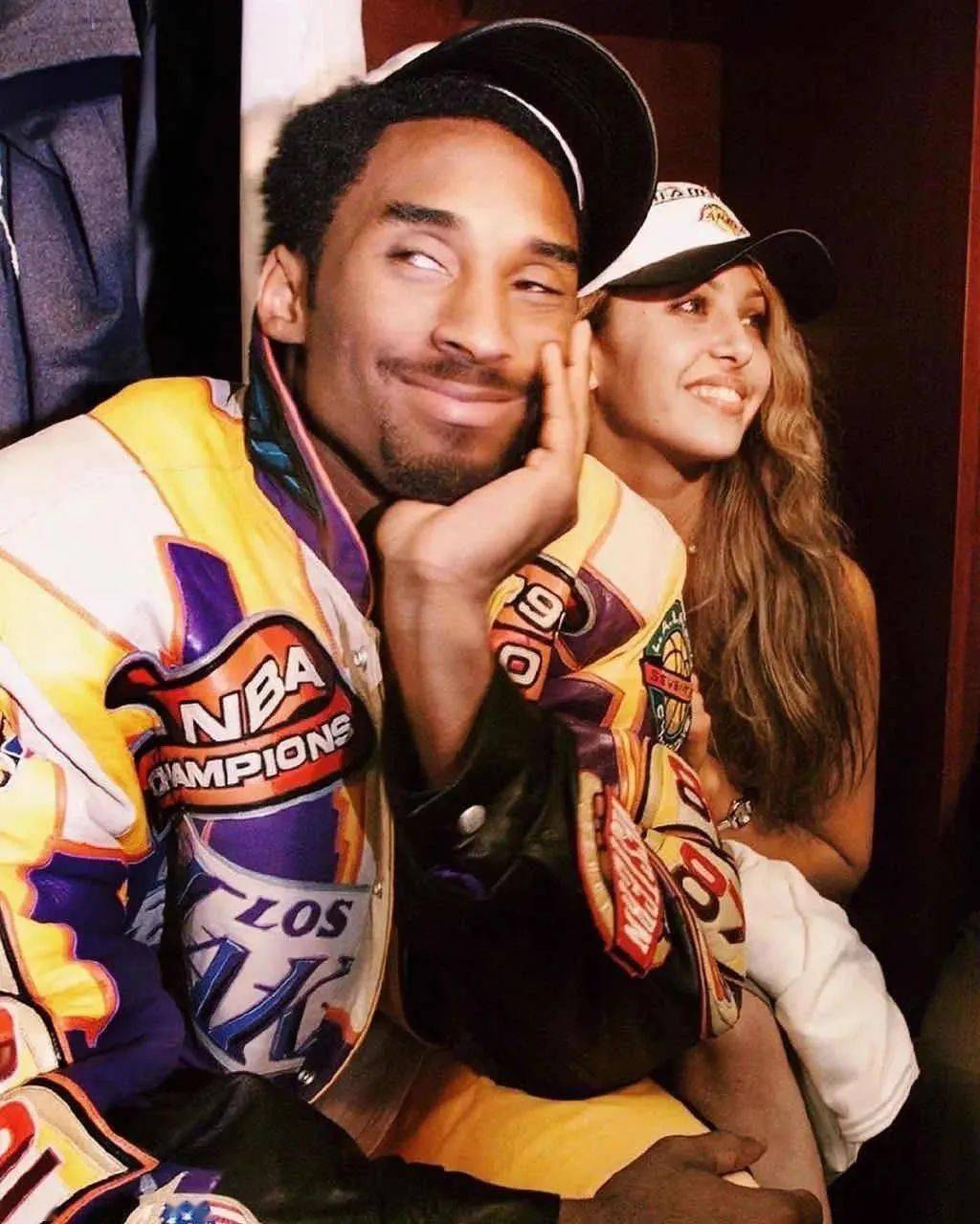 科比妻子一张亲吻照引争议:果然,她装不下去了!