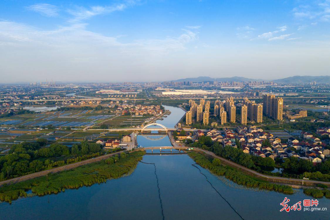 浙江长兴太湖之滨山图水影