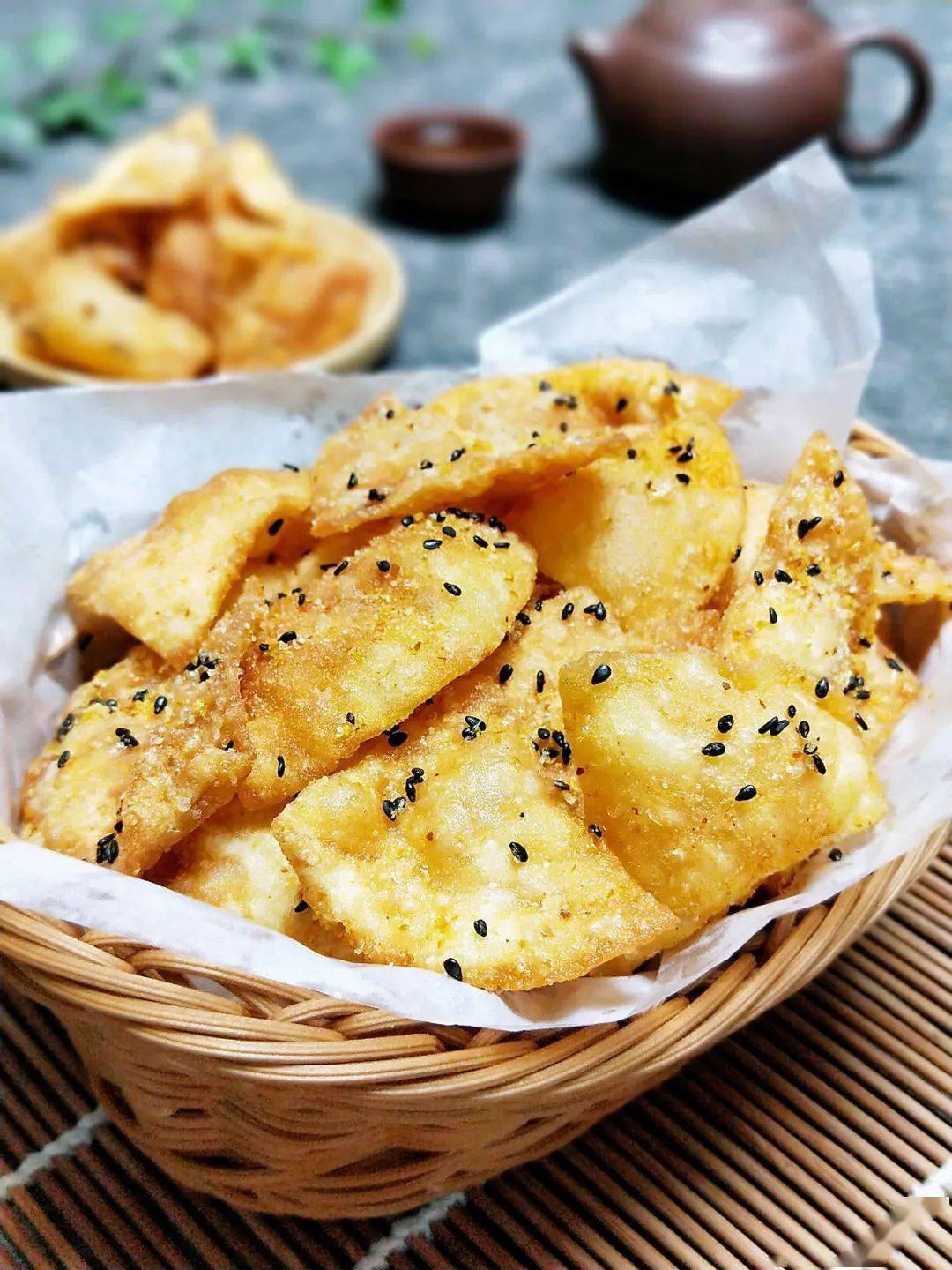 剩饺子皮变身小零食口感酥脆比饺子还受欢迎