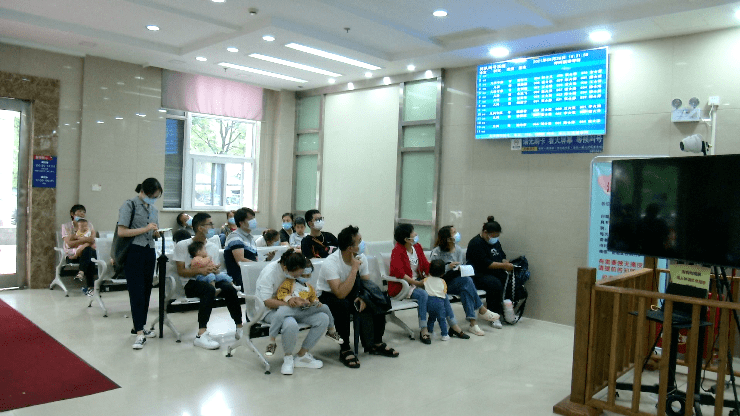 初步统计了一下,5月24日我们医院前半夜光发热门诊的病人就有90多个