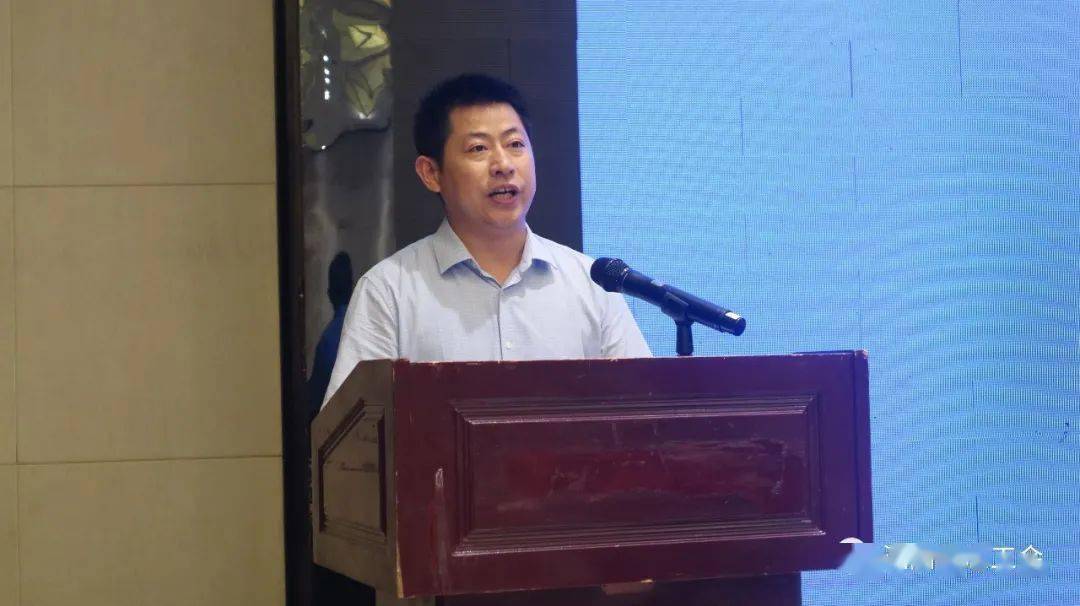 观摩会上,李维兵详细介绍了我县开展集体协商的具体情况.