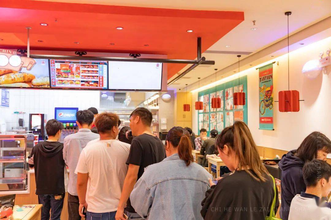 请你吃堡火爆全国的塔斯汀中国汉堡新店入驻德思勤开业纵享狂欢