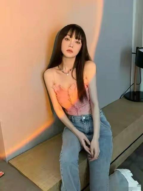 39岁李小璐穿着越来越大胆,大秀热辣身材