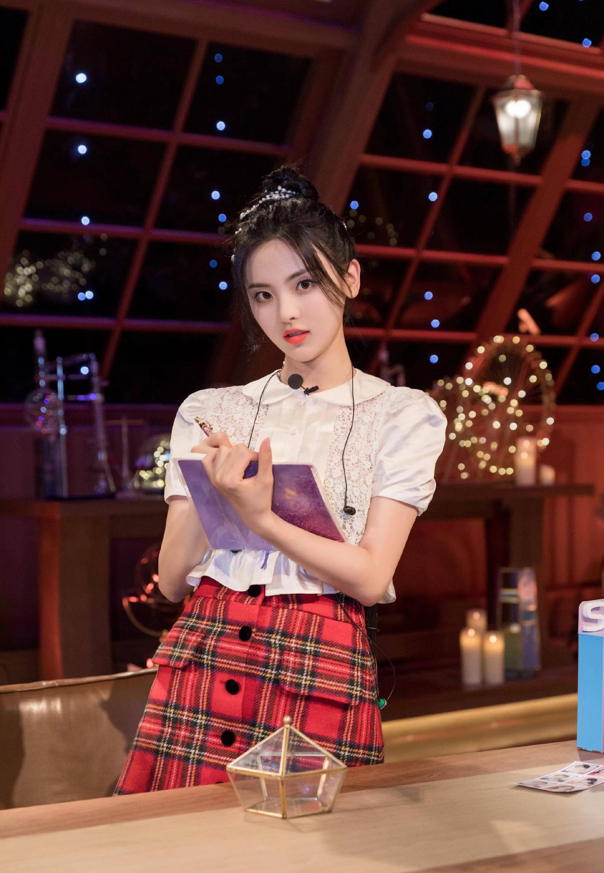 吴宣仪真尴尬,超级甜心变老天赏土吃,对比村花杨超越却是真的潮