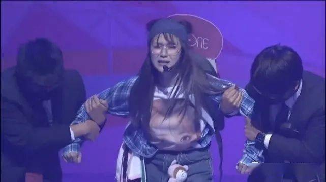 她的舞台表演激怒韩国网友 认为这是在嘲笑他们 咲良 她的舞台表演激怒韩国网友 认为这是在嘲笑他们 咲良